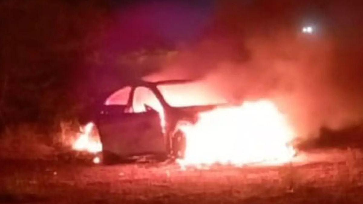 Anger Love boy sets Fire Benz Car: வாக்குவாதத்தில் மௌனம் காத்த காதலி.. ஆத்திரத்தில் சொந்த பென்ஸ் காருக்கு தீ வைத்த காதலன்..!