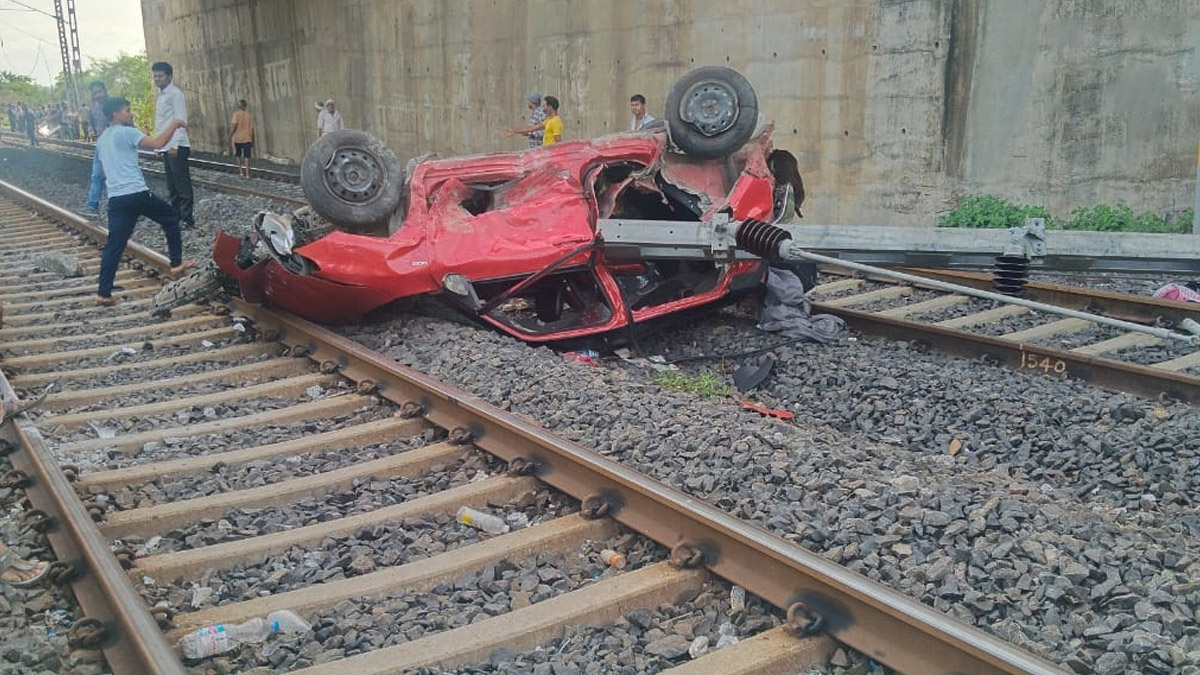 Speeding Car Accident: திரைப்பட பாணியில் பாலத்தில் பறந்து இரயில் தண்டவாளத்தில் கவிழ்ந்து விபத்திற்குள்ளான கார்; அதிவேகத்தில் பயங்கரம்.!
