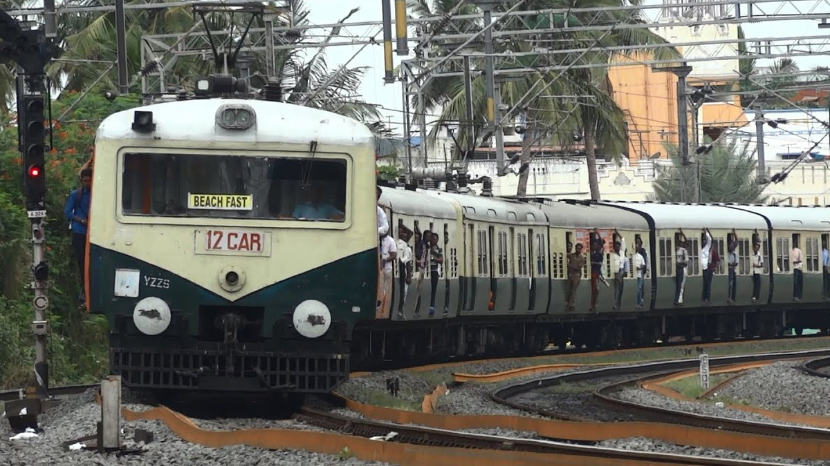 Chennai Sub Urban Train: சென்னை புறநகர் இரயில் ஓட்டுநர் மீது சரமாரி தாக்குதல்; இரயிலை இயக்க முயன்ற இளைஞரால் பரபரப்பு.!