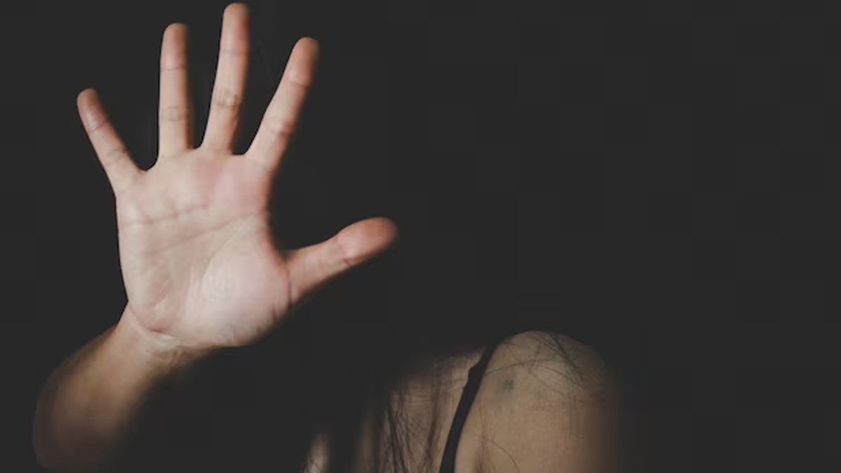 Young Boy Threatening Girlfriend: காதலித்து ஏமாற்றிய வாலிபர் கைது &ndash; உல்லாசமாக இருந்த புகைப்படம் காட்டி மிரட்டல்..!