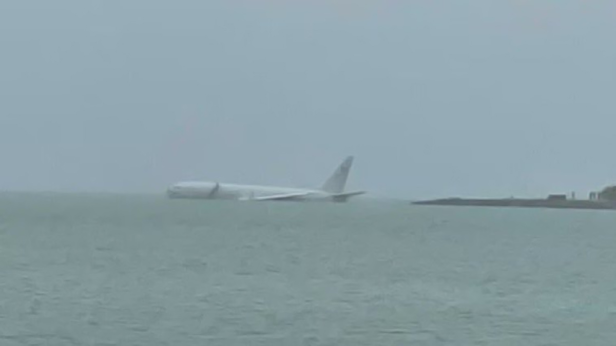 US Military Plane Splashed Sea: ஓடுதளத்தை தாண்டிச்சென்று கடலுக்குள் பாய்ந்த அமெரிக்காவின் இராணுவ விமானம்: ஹவாயில் அதிர்ச்சி..!