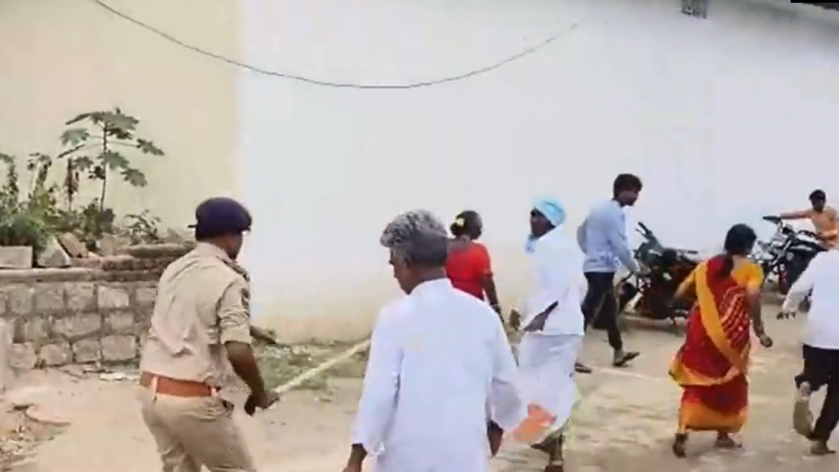 Clash Between BRS &amp; Congress Party Supporters: வாக்குச்சாவடி மையத்தில் வாக்குவாதம் முற்றியதில், பிஆர்எஸ் - காங்கிரஸ் கட்சி தொண்டர்கள் திடீர் மோதல்: ஓடவிட்ட அதிகாரிகள்.!