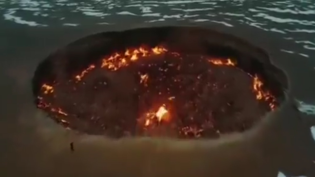 Turkmenistan Fire Hole: 52 ஆண்டுகளாக தொடர்ந்து எரியும் பள்ளம்: நரகத்தின் வாயிலாக வேடிக்கை பார்க்கும் சுற்றுலா பயணிகள்.!