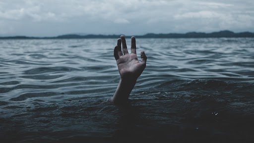 Two Friends Drown To Death: நண்பர்களுடன் சென்ற சுற்றுலா.. எமனாக வந்த ராட்சத அலை.. 2 பேர் துடிதுடிக்க பலி..!