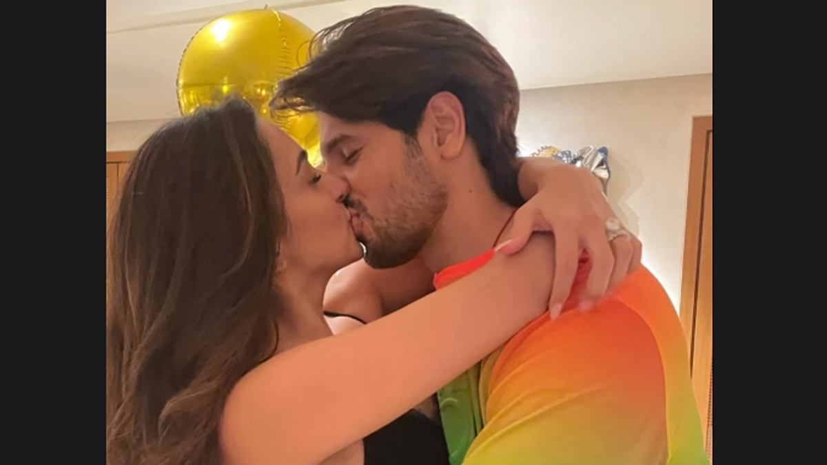 Kiara LipLock With Sidharth: கணவரின் பிறந்தநாளுக்கு லிப்லாக் கொடுத்து உற்சாகப்படுத்திய நடிகை: கொண்டாட்டத்தில் ஸ்வீட் சர்ப்ரைஸ்.!