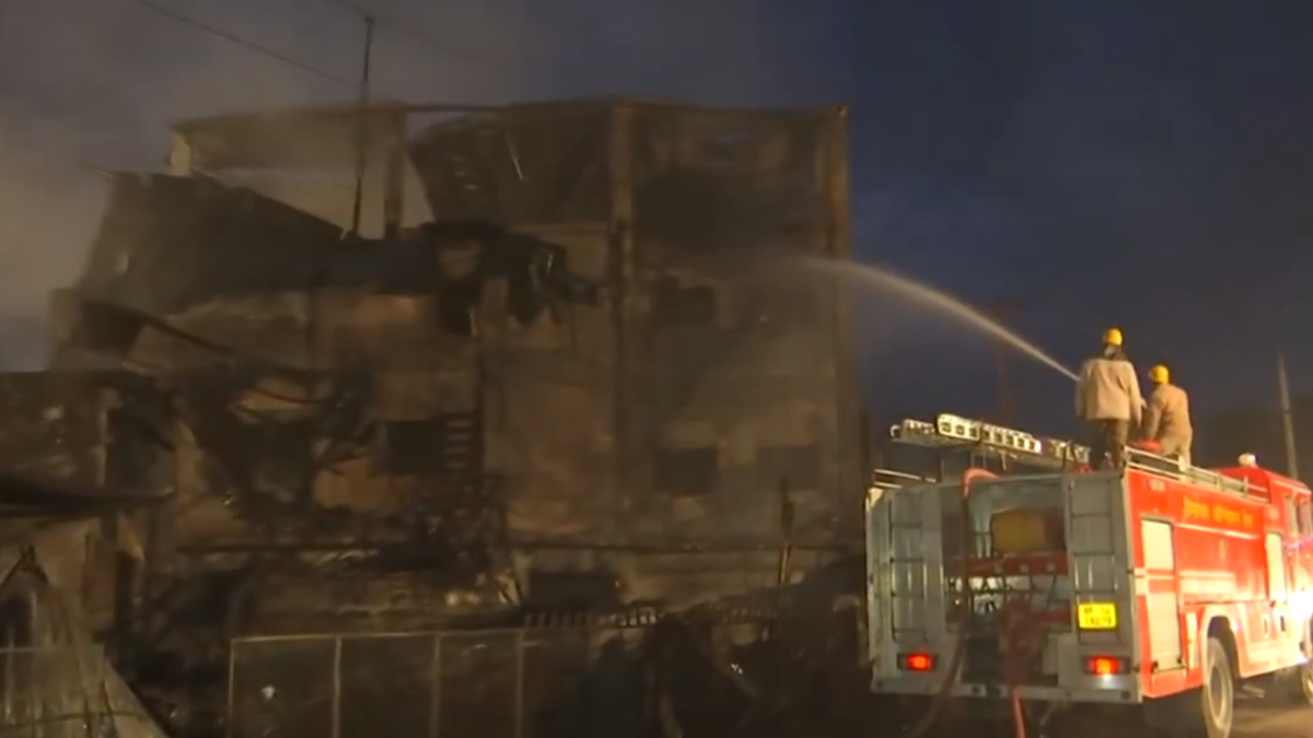 Perfume Factory Fire Accident: வாசனை திரவிய தொழிற்சாலையில் பயங்கர தீ விபத்து; பெண் பலி., 31 பேர் காயம்., 9 பேர் மாயம்.!