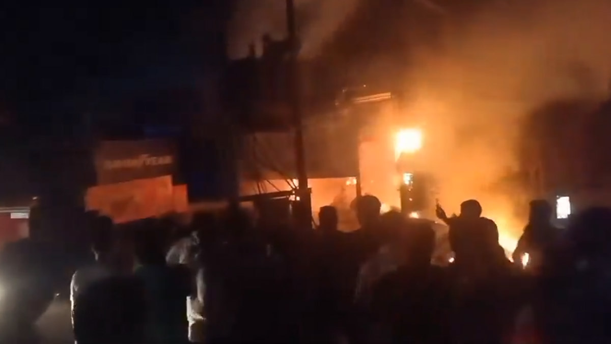 3 Children Dies by Short Circuit Fire: செல்போனை சார்ஜில் போட்டபோது நடந்த விபரீதம்; 3 குழந்தைகள் உடல் கருகி பலி., மூவரின் உயிர் ஊசல்.!