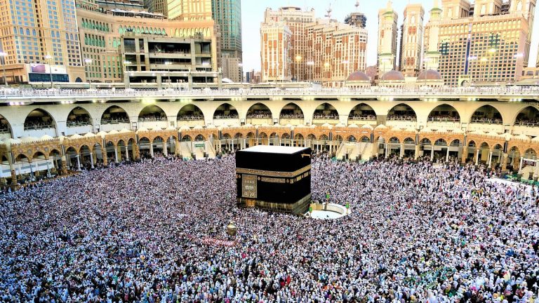 Saudi Arabia: மசூதிக்கு வருவோர் ஹிஜாப் அணிவது கட்டாயம்.. ஆண்கள் ஷார்ட்ஸ் அணியக் கூடாது.. சவுதி அரேபியாவின் அதிரடி..!