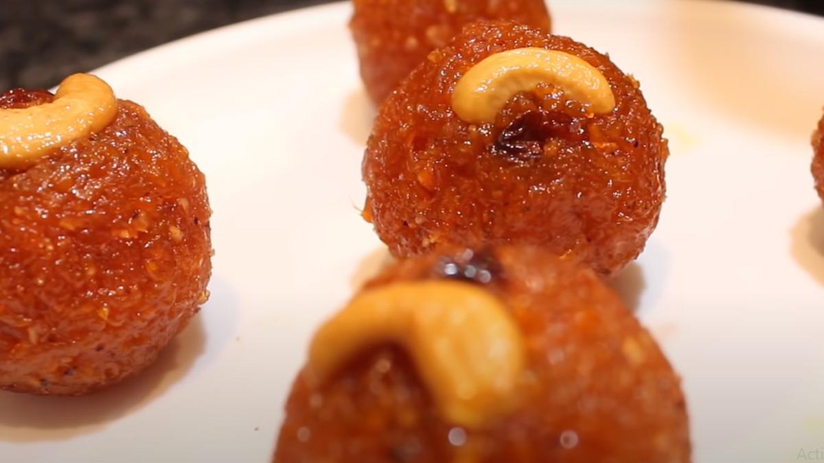 Carrot Coconut Laddu: தித்திக்கும் இனிப்பில் கேரட், தேங்காய் லட்டு செய்வது எப்படி..? - விவரம் உள்ளே..!